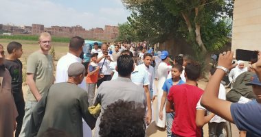 مئات الأطفال يتلون القرآن أمام قبر الراحل محمود العربى "فيديو"