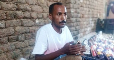 حكاية البائع الفصيح.. أيوب القاضى اشتهر على مواقع التواصل بفيديو "الطفاية دى".. يصنع التحف فى المنزل لتنافس الصينى.. والعرائس يقبلون على شراء منتجاته للنيش.. ويؤكد: أعشق الشعر وفيديو القطار صدفة.. فيديو وصور