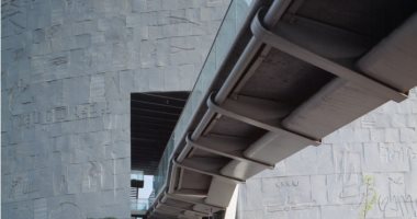 تعرف على سبب بناء جسر مشاة داخل مكتبة الإسكندرية.. صور