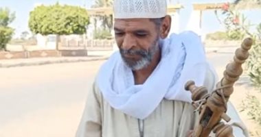 سيد الشاعر.. 50 سنة من العمل على الربابة فى شوارع بنى سويف.. فيديو