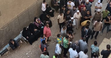 الأهالى ينتظرون خروج جثامين أب و3 من أبنائه من مستشفى بنى سويف التخصصى.. صور 