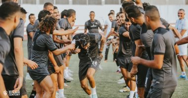 لاعبو الزمالك يستقبلون حمدى النقاز على طريقة "ثبت صنم".. صور