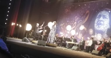 حفيدة أم كلثوم تبدأ حفل مسرح الزمالك بأغنية "برضاك ياخالقى".. فيديو وصور
