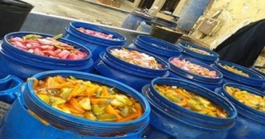 التحفظ على 8 أطنان مخللات داخل مصنع بدون ترخيص فى برج العرب بالإسكندرية