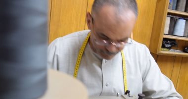 "عم حسن" ترزى بقاله 50 سنة.. العباية البلدى بتوصل 5 آلاف جنيه وبتتورث للأحفاد