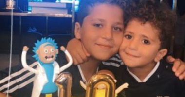 بتورتة وشمعة 10 سنين.. عبد الله السعيد يحتفل بعيد ميلاد ابنه أدم "صور"