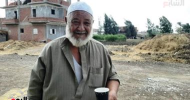 مات له 11 ابن ولسه بيضحك.. محمد أبو راجح 70 سنة "بيعمل أحسن كوباية شاى على طريق الزقازيق ويحليها بالصبر".. مريض ضغط وسكر ولا يرجو شيئا سوى الاستقرار مكانه لكسب قوت يومه.. يقضى فراغه بالصلاة وقراءة القرآن.. صور