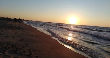 روعة أوقات الغروب على شاطئ رأس البر فى ظل الأجواء الخريفية.. صور