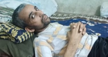شاب يعانى من مرض نادر يجعله عاجزا عن الوقوف ببنى سويف.. لايف 