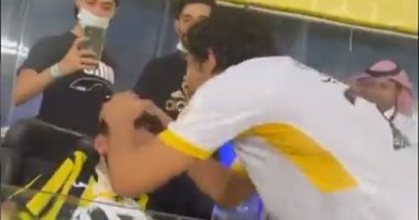 لقطة إنسانية رائعة من أحمد حجازى مع طفل بعد الفوز على النصر.. فيديو
