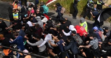 اشتباكات بين الشرطة ومتظاهرين رافضين للإغلاق فى أستراليا واعتقال 200 شخص