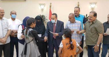 2915 أسرة شهيد ومصاب مدنى بشمال سيناء يستلمون تعويضات مالية هدية الرئيس.. 4000 فيزا دفعة أولى و100 ألف جنيه مبالغ مستحقة لكل شهيد يتسلمها ورثته.. مبالغ لكل مصاب وفقا لنسبة العجز.. والمستفيدون يشكرون الرئيس