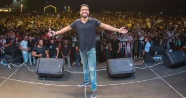 رامى جمال يرفع شعار كامل العدد فى حفل الإسكندرية.. ويعلق: ملحقتش أشبع منكم