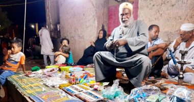 "الفول النابت وحلوى الأطفال وحلقات الذكر".. احتفالية مسائية بمقام السيدة زينب بأسوان.. فيديو لايف وصور