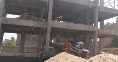 حياة كريمة بالأقصر.. توسعة الطرق وإنشاء مجمعات خدمات المواطنين بإسنا.. صور