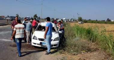 إصابة 5 فى حادث تصادم ميكروباص وملاكى بنزلة كوبرى الرغامة فى كفر الشيخ.. صور