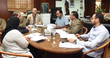 رئيس جامعة الأقصر يناقش ضوابط تحويل الكتاب الجامعى الورقى لإكترونى