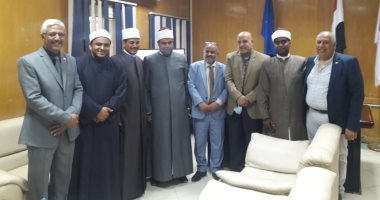 وفد من مشيخة الأزهر يطمئن على المرضى بمستشفى أسوان الجامعى.. صور