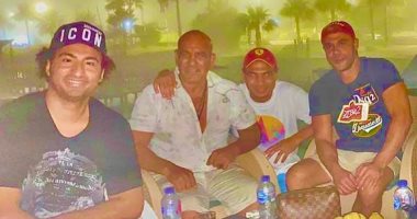 قعدة صحاب تجمع محمد لطفى ومحمد إمام وعلى ربيع