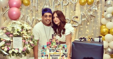 "أوس أوس" يتغزل فى زوجته بعد احتفالها بعيد زواجهما: أحلى مفاجأة وأحلى عيد