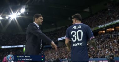 ميسي يرفض مصافحة مدرب باريس سان جيرمان بعد استبداله أمام ليون.. فيديو