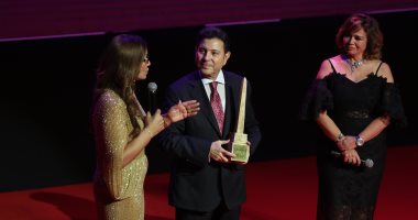 منح هانى شاكر جائزة سفير الحضارة المصرية.. ويؤكد: الفن عماد المجتمع
