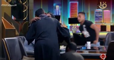 موقف مؤثر على الهواء.. البائع الفصيح وأشقائه يقبلون قدم أمهم بعدما أجهشت بالبكاء