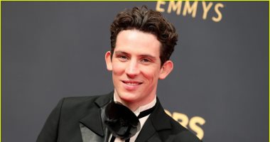 جوش أوكونور ونيكول باير وسيسلي سترونج على السجادة الحمراء لحفل Emmy
