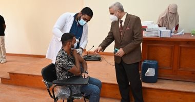 رئيس جامعة الفيوم يتفقد مراكز لقاح كورونا بكليتى حاسبات ومعلومات وتربية رياضية