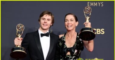 The Crown يفوز بجائزة أفضل إخراج وتأليف وممثل وممثلة مساعدة بحفل الـEmmy