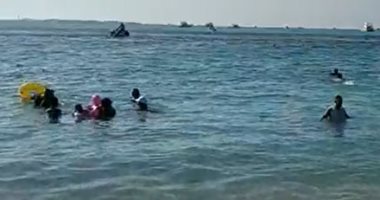 قبل نهاية المصيف والعودة للمدارس.. المصريون يستمتعون بشواطئ مطروح.. لايف