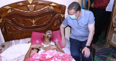 محافظ المنوفية يزور مصابي لقمة العيش بشنوان.. ويؤكد: معكم حتى تمام الشفاء