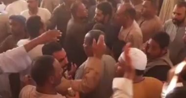 "الكفن" ينهى خصومة ثأرية استمرت 17 عاما بين عائلتين شمال أسوان.. صور
