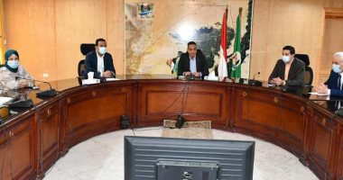 محافظ الفيوم يسلم المساعدات المالية لسداد ديون الغارمات