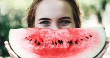 دراسة توضح سر السعادة عند تناول الفاكهة والخضروات وممارسة الرياضة 