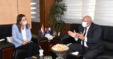 محافظ الوادى الجديد يبحث مع وزيرة التخطيط مشروعات الخطة الاستثمارية