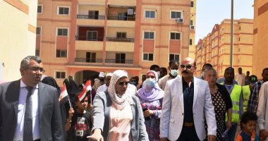 محافظ أسوان يفتتح وحدات الإسكان المتميز بحى اللوتس.. صور 
