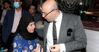 محافظ بنى سويف يستمع لشكوى سيدة خلال مؤتمر بقرية فى بنى سويف