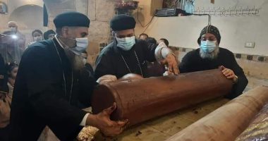 الأنبا يواقيم أسقف إسنا وأرمنت يطيب رفات "الثلاثة فلاحين" بالأقصر.. صور