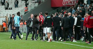 بالوتيلى يتسبب فى أزمة خلال لقاء بشكتاش وأضنة بالدورى التركى.. فيديو وصور