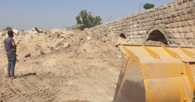 نظافة القاهرة ترفع 700 طن مخلفات هدم خلف سور مجرى العيون