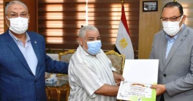 محافظ الشرقية يكرم عاملا بمنحه مكافأة مالية وشهادة تقدير لأمانته