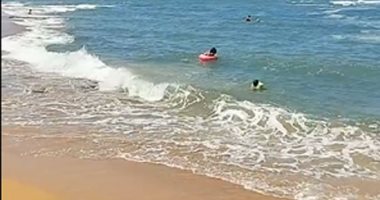 الحياة حلوة فى أول أيام الخريف على شواطئ الإسكندرية.. فيديو