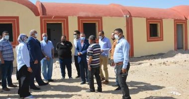 محافظ الوادى الجديد يوجه باستصلاح الأراضى وإنشاء المنازل ببشائر الخير