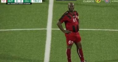 نائب رئيس دولة سورينام يقود فريقه لخسارة 6-1 بمباراة فى عمر الستين عاماً.. صور