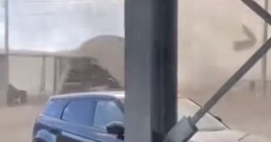 إعصار هوائى يقتلع أسقف المنازل ويدمر المبانى فى جزيرة إيطالية.. فيديو