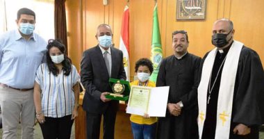 محافظ الإسماعيلية يكرم طفلا لحصوله على البطولة الدولية للرياضات الذهنية