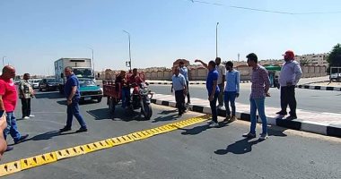 تركيب مطبات لمواجهة حوادث السير بشوارع مدينة العريش بشمال سيناء