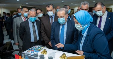 وزير الإنتاج الحربى يتفقد معروضات الوزارة المقرر عرضها فى EDEX 2021