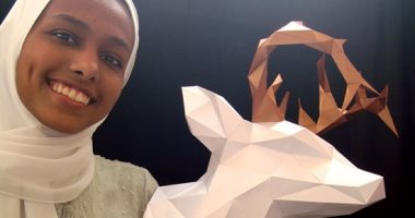 "مريم" تصمم قطع ديكور مبهجة من الورق.. الأباجورات والتماثيل الفرعونية أبرزها
